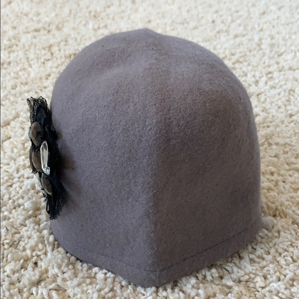 Side detail grey wool hat